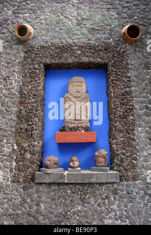 Pre colombiana sculture presso il Museo Frida Kahlo, noto anche come la Casa Azul, o casa blu, Coyoacan, Città del Messico Foto Stock