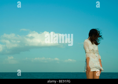 Donna legato con la corda, mare in background Foto Stock