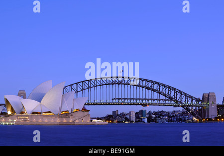 Sydney Opera House e il Sydney Harbour Bridge, Kirribilli, prima dell'alba, Sydney, Nuovo Galles del Sud, Australia Foto Stock