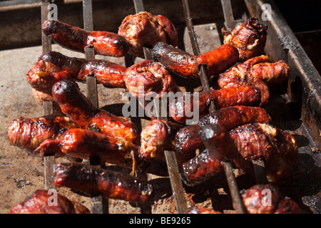 Salsicce alla griglia e Bracciole durante la festa di San Gennaro Festival di Little Italy a New York City Foto Stock