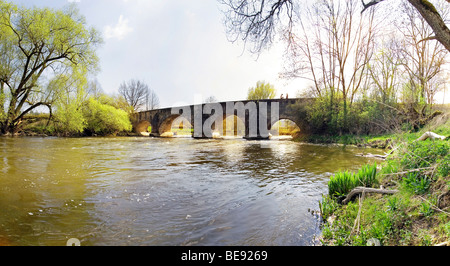 Ponte romano oltre il Fiume Altmuehl Altmuehl nel Parco Naturale della Valle vicino Pfuenz, Eichstaett, Baviera, Germania, Europa Foto Stock