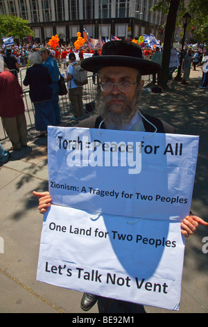 Hasidic rabbini Ebrei contro il sionismo in Israele Parade di New York City Foto Stock