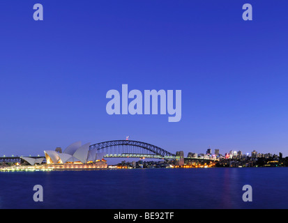 Sydney Opera House e il Sydney Harbour Bridge, Kirribilli, prima dell'alba, Sydney, Nuovo Galles del Sud, Australia Foto Stock