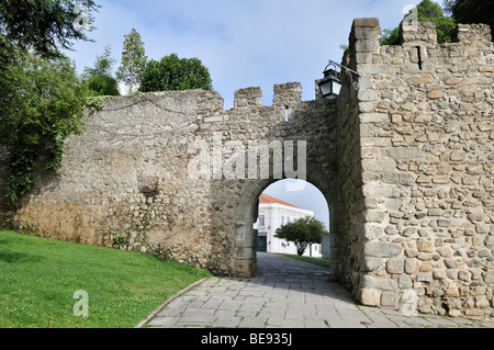 Archway in le mura medievali della città di Evora, Sito Patrimonio Mondiale dell'UNESCO, Alentejo, Portogallo, Europa Foto Stock