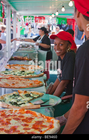 Fornitore di pizza durante la festa di San Gennaro Festival di Little Italy a New York City Foto Stock