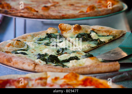 Tranci di pizza alla festa di San Gennaro Festival di Little Italy a New York City Foto Stock