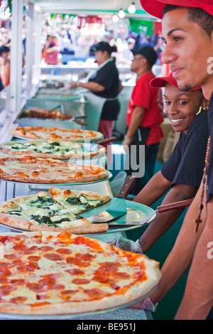 Fornitore di pizza durante la festa di San Gennaro Festival di Little Itally nella città di New York Foto Stock