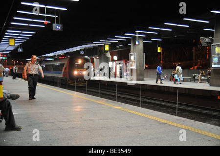 Israele, Tel Aviv, interni di HaShalom stazione ferroviaria Foto Stock