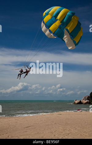 Il parasailing a Batu Ferringhi Beach, Penang Foto Stock