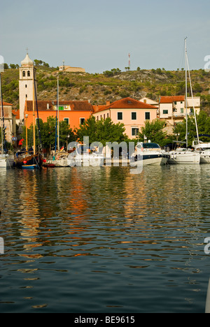 Croazia; Hrvartska; Kroatien; Sebenico-Knin, Skradin, Yacht ormeggio sul lungomare della pittoresca città vecchia Foto Stock