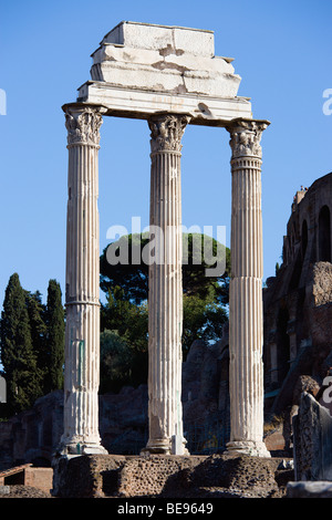 Italia Lazio Roma i rimanenti tre colonne corinzie del tempio di Castore e Polluce nel Forum Foto Stock