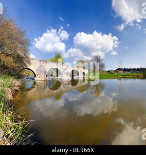 Ponte romano oltre il Fiume Altmuehl Altmuehl nel Parco Naturale della Valle vicino Pfuenz, Eichstaett, Baviera, Germania, Europa Foto Stock