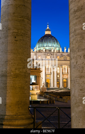 Italia Lazio Roma Città del Vaticano la chiesa della Basilica di San Pietro e piazza o Piazza San Pietro illuminata di notte Foto Stock