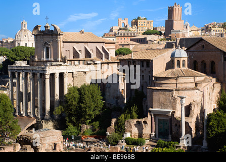 Italia Roma Lazio Il Forum con il Tempio di Antonino e Faustina sulla sinistra e il Tempio a cupola di Romolo sulla destra Foto Stock