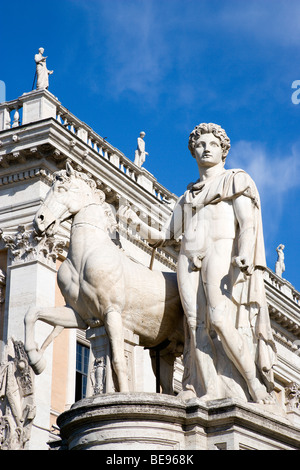 Italia Roma Lazio una delle statue dei Dioscuri Castore e Polluce alla sommità della Cordonata sul Campidoglio da Palazzo Nuovo Foto Stock