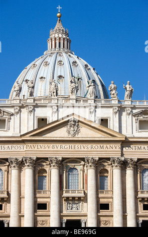 Italia Lazio Roma Città del Vaticano la facciata centrale e la cupola della chiesa della Basilica di San Pietro in Piazza San Pietro Foto Stock