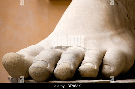 Italia Roma Lazio Museo Capitolino Palazzo dei Conservatori cortile marmo gigante piede umano da una colossale statua romana Foto Stock