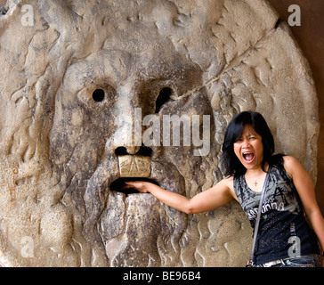 Italia Roma Lazio donna con la sua mano in aws della Bocca della Verita' o la Bocca della Verità Foto Stock