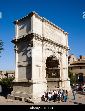 Italia Roma Lazio Sightseeing i turisti intorno al XIX secolo la ricostruzione dell'arco trionfale di Tito del Forum. Foto Stock