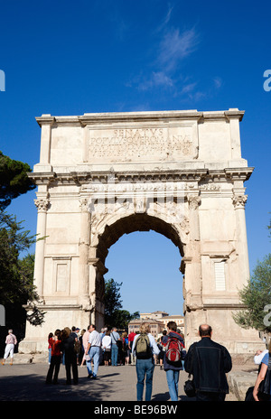Italia Roma Lazio Sightseeing i turisti intorno al XIX secolo la ricostruzione dell'arco trionfale di Tito nel Forum Foto Stock