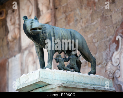 Italia Roma Lazio statua in bronzo di Romolo e Remo il simbolo della città di alimentazione dalla lupa accanto a Palazzo Senatorio sul Campidoglio Foto Stock