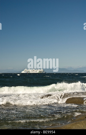 BC Ferry fili acque di stretto di Georgia. Guardando a Nord-est dal Berry Point Road, vicino al punto di Orelbar, Gabriola Island, BC Foto Stock