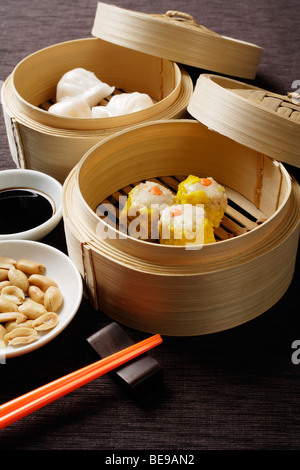 Ancora la vita di dim sum in bambù vaporizzatori Foto Stock