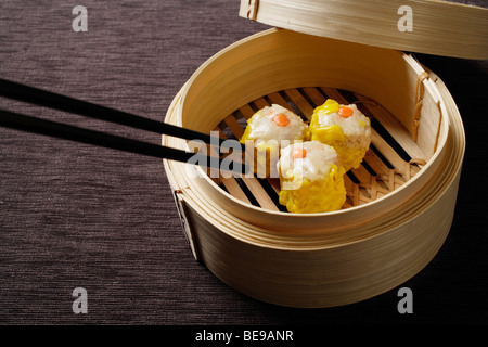 Sistema per la cottura a vapore di bambù con dimsum Foto Stock