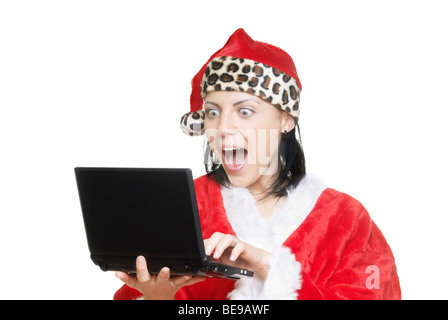 Urlando lady in Santa Claus costume lavorando sul computer portatile Foto Stock