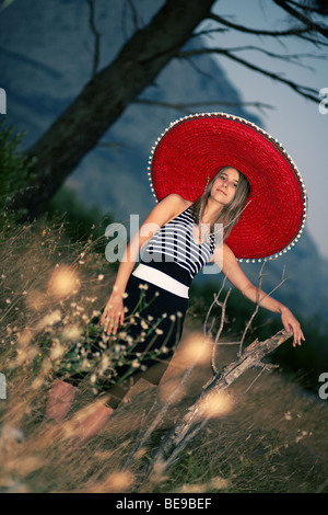 Ragazza giovane con un sombrero in prima serata Foto Stock