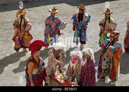 I monaci buddisti di eseguire una cerimonia rituale. Phyang Gompa festival. Ladakh. India Foto Stock