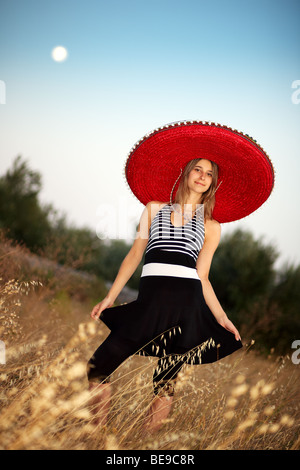 Ragazza giovane con un sombrero in prima serata Foto Stock