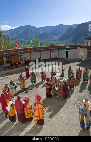 I monaci buddisti di eseguire una cerimonia rituale. Phyang Gompa festival. Ladakh. India Foto Stock