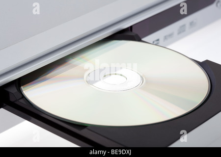 Lettore DVD di espulsione del disco con isolati su sfondo bianco Foto Stock