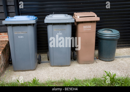 Cassonetti per il riciclaggio di rifiuti ordinati Foto Stock