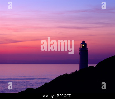 Silhouette del faro a Trevose Head al tramonto sulla costa nord della Cornovaglia vicino a Padstow, Cornovaglia, Inghilterra. Foto Stock