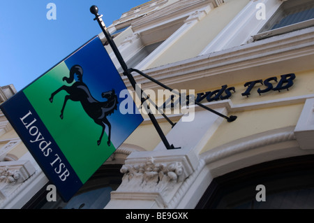 Città Faversham Kent England UK high street banche in court street Lloyds TSB Foto Stock