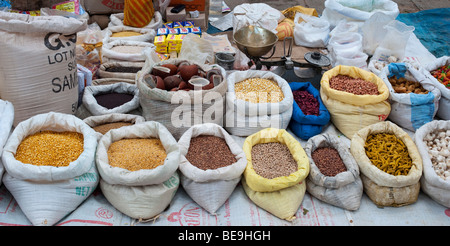 Il mercato indiano stallo con sacchi di spezie indiane e produzione essiccata Foto Stock