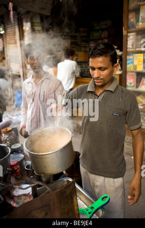 Un Chai Wallah o tè tè rende nella Vecchia Delhi, India Foto Stock