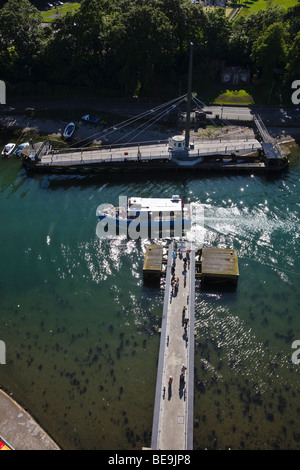 Aber ponte girevole apertura per lasciare una barca attraverso il Fiume Seiont, Caernarfon, Gwynedd, Galles Foto Stock