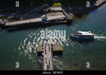 Aber ponte girevole apertura per lasciare una barca attraverso il Fiume Seiont, Caernarfon, Gwynedd, Galles Foto Stock