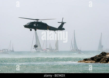 Forza Aerea israeliana in elicottero Sikorsky S-70 UH-60 Black Hawk durante un salvataggio in mare Foto Stock