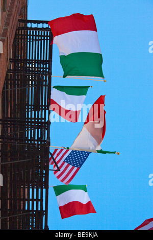 Italia e Stati Uniti d'America bandiere su una via di fuga in caso di incendi a festa di San Gennaro Festival di Little Italy a New York City Foto Stock