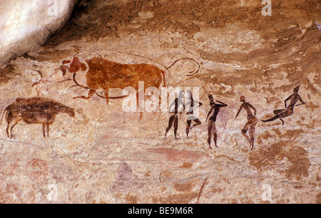 Rockpainting preistorici nel massiccio del Tassili n Ajjer nel mezzo del Sahara nella parte sud dell'Algeria. Foto Stock