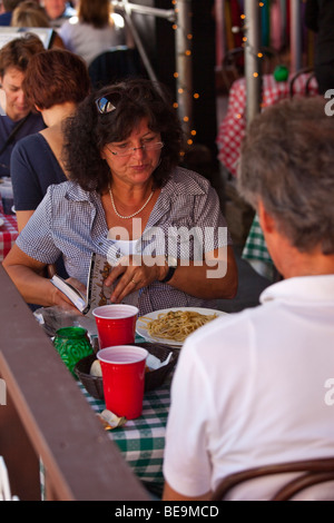 Mangiare Pasta a festa di San Gennaro Festival di Little Italy a New York City Foto Stock