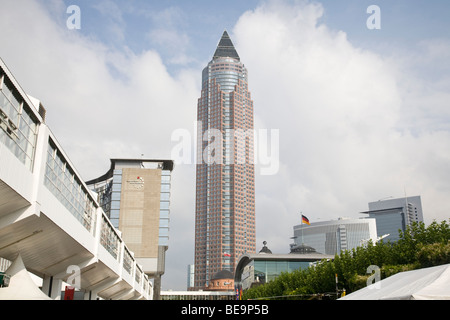 Frankfurt Messe MesseTurm Fiera Torre nel complesso Messegelande Foto Stock