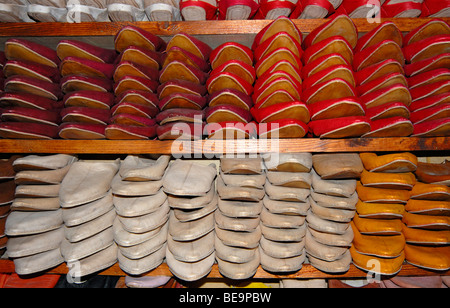 Colorate pantofole in pelle (Babouches) per la vendita al mercato del FES (fez) Medina, Marocco Foto Stock