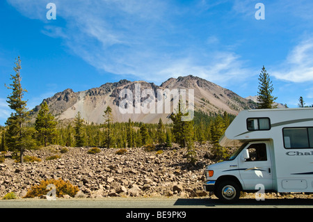 Motorhome sulla Highway attraverso il Parco nazionale vulcanico di Lassen, California, Stati Uniti d'America. Foto Stock