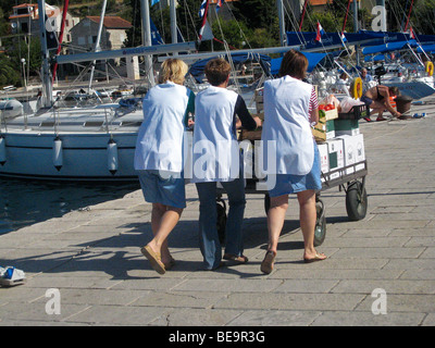 Croatia Kroatien Hrvartska Sebenico-Knin Privč Isola Privč Luka locali signori spingendo il carrello con il vino di frutta fresca vegatables a s Foto Stock