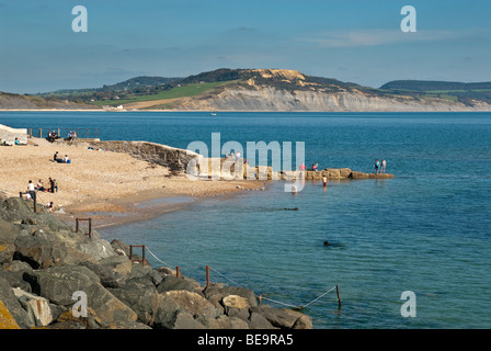 Per vacanza sulla spiaggia di ciottoli a Lyme Regis, Dorset Foto Stock